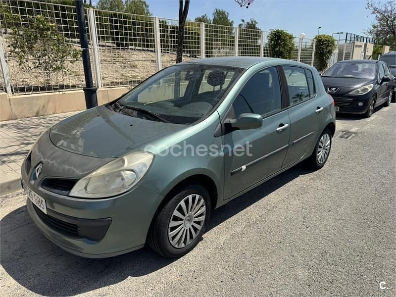 Usado Renault Clio II Privilege 85 CV (62 kW) 2008 Verde Berlina