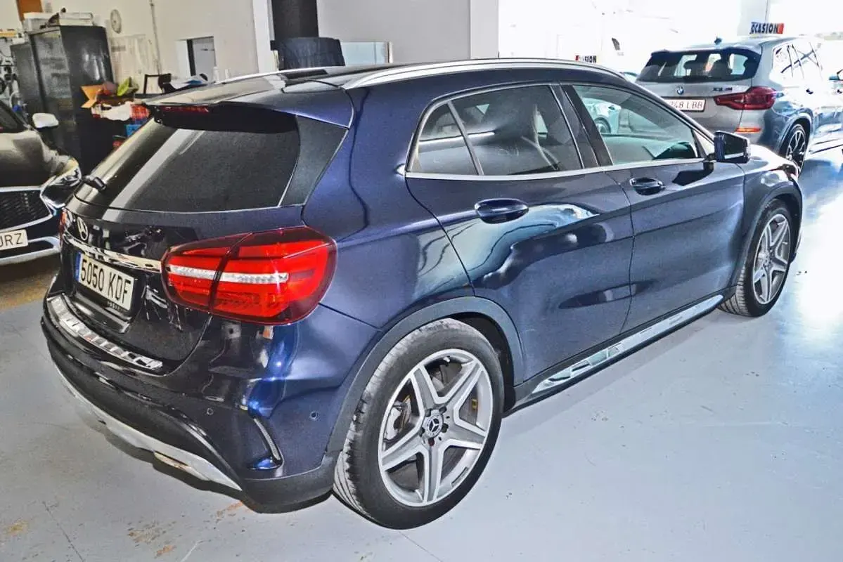 Usado Mercedes GLA200 AMG line 156 CV (114 kW) 2017 Azul SUV