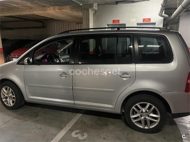 Usado VW Touran Highline 140 CV (102 kW) 2006 Gris / plata Monovolumen