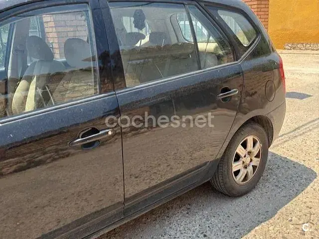 Usado Kia Carens 115 CV (84 kW) 2009 Negro Monovolumen