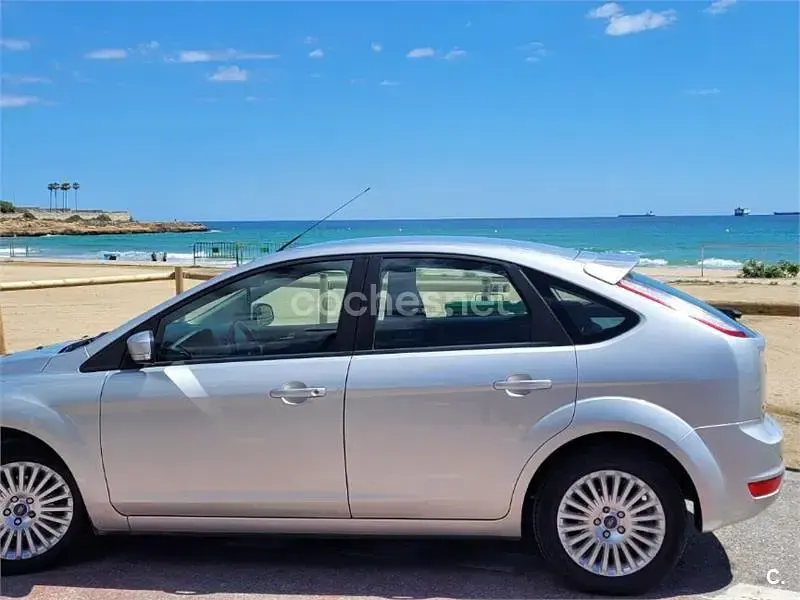 Usado Ford Focus Trend 90 CV (66 kW) 2011 Gris / plata Berlina