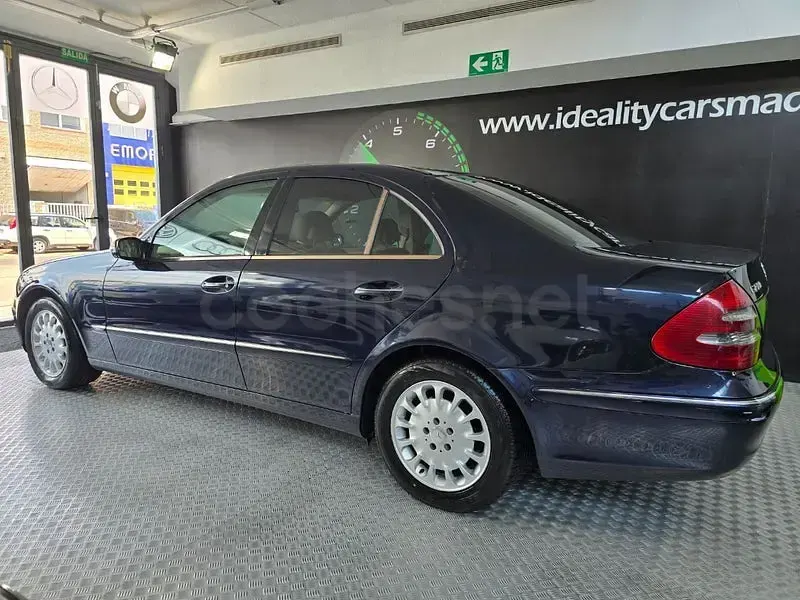 Usado Mercedes E270 Elegance 177 CV (130 kW) 2004 Azul Berlina