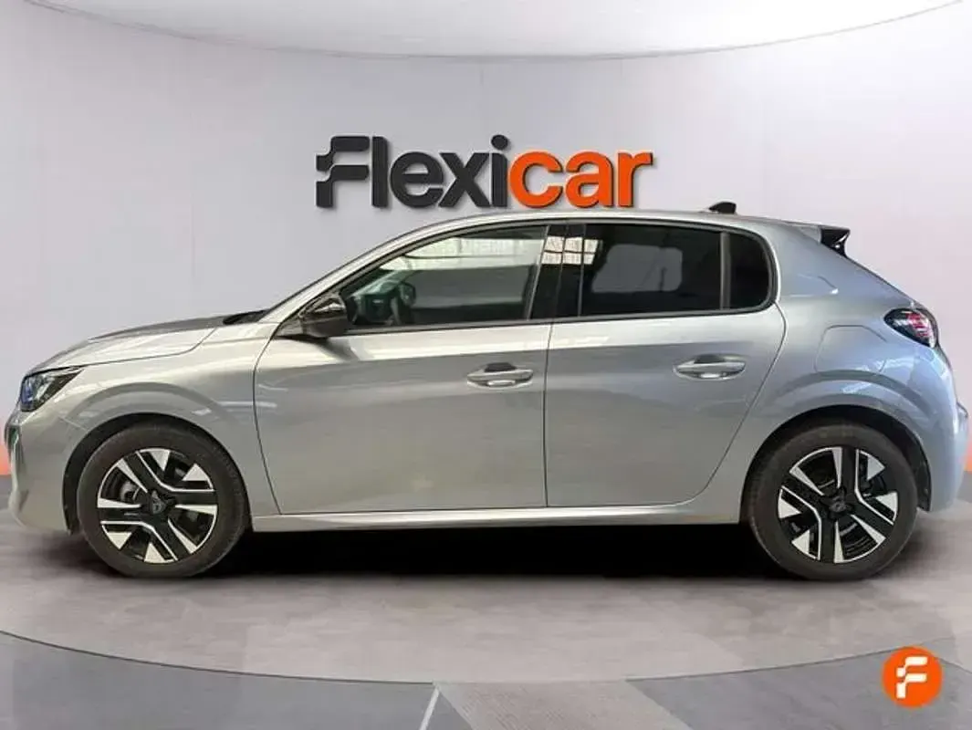 Usado Peugeot 208 Allure 101 CV (74 kW) 2025 Gris Utilitario