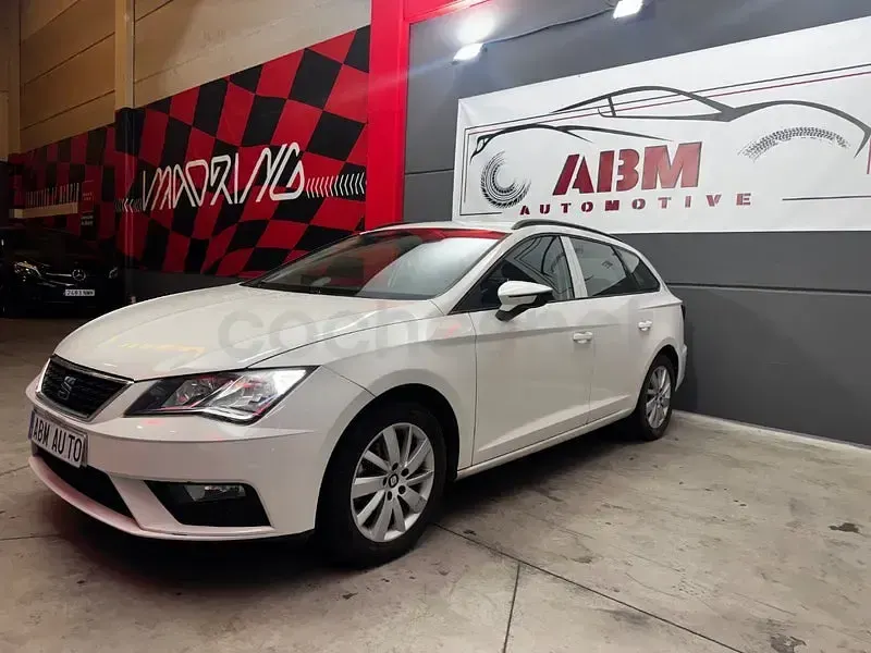 Usado Seat Leon Style 130 CV (95 kW) 2019 Blanco Familiar