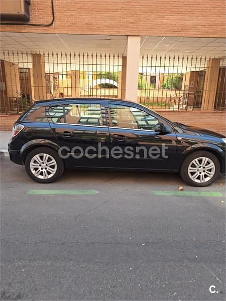 Begagnad Opel Astra Cosmo 100 HK (73 kW) 2009 Svart Sedan