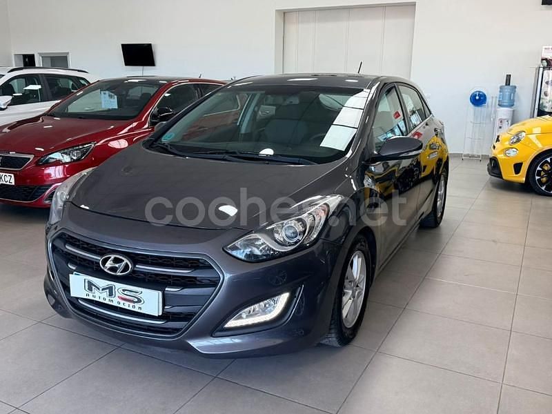 Gris / plata Usado 2015 Hyundai i30 Berlina | 9799 € (Precio justo) - Imagen 1/4