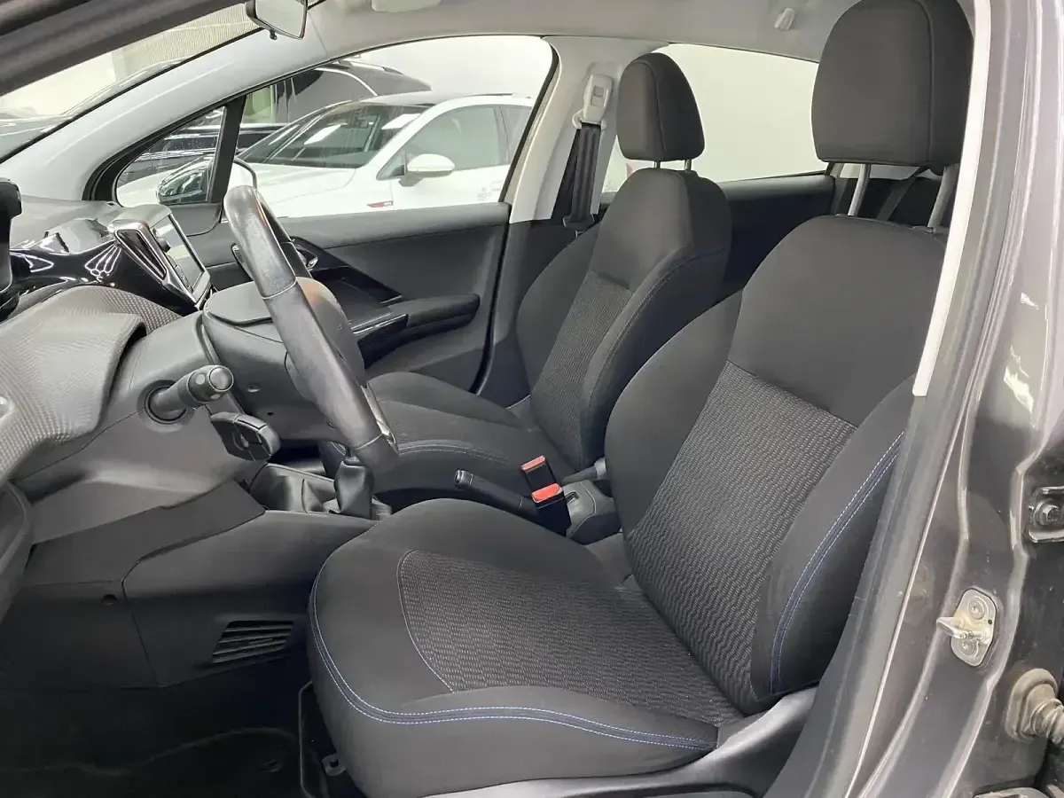 Usado Peugeot 208 Style 82 CV (60 kW) 2018 Gris Utilitario