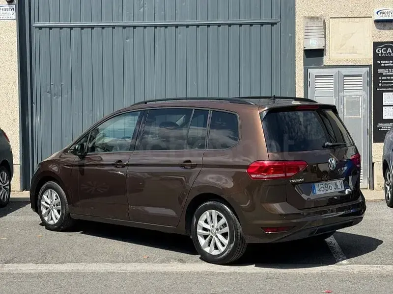 Usado VW Touran Advance 115 CV (84 kW) 2016 Marrón Monovolumen