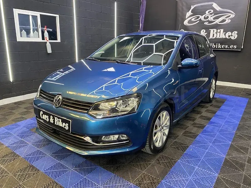 Usado VW Polo Advance 90 CV (66 kW) 2014 Azul Berlina