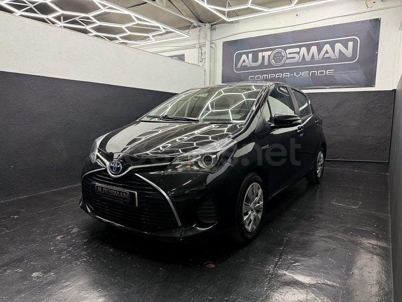 Usado Toyota Yaris Hybrid Active 100 CV (73 kW) 2017 Negro Berlina