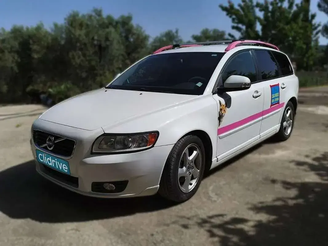 Usado Volvo V50 Drive Kinetic 109 CV (80 kW) 2012 Blanco Familiar