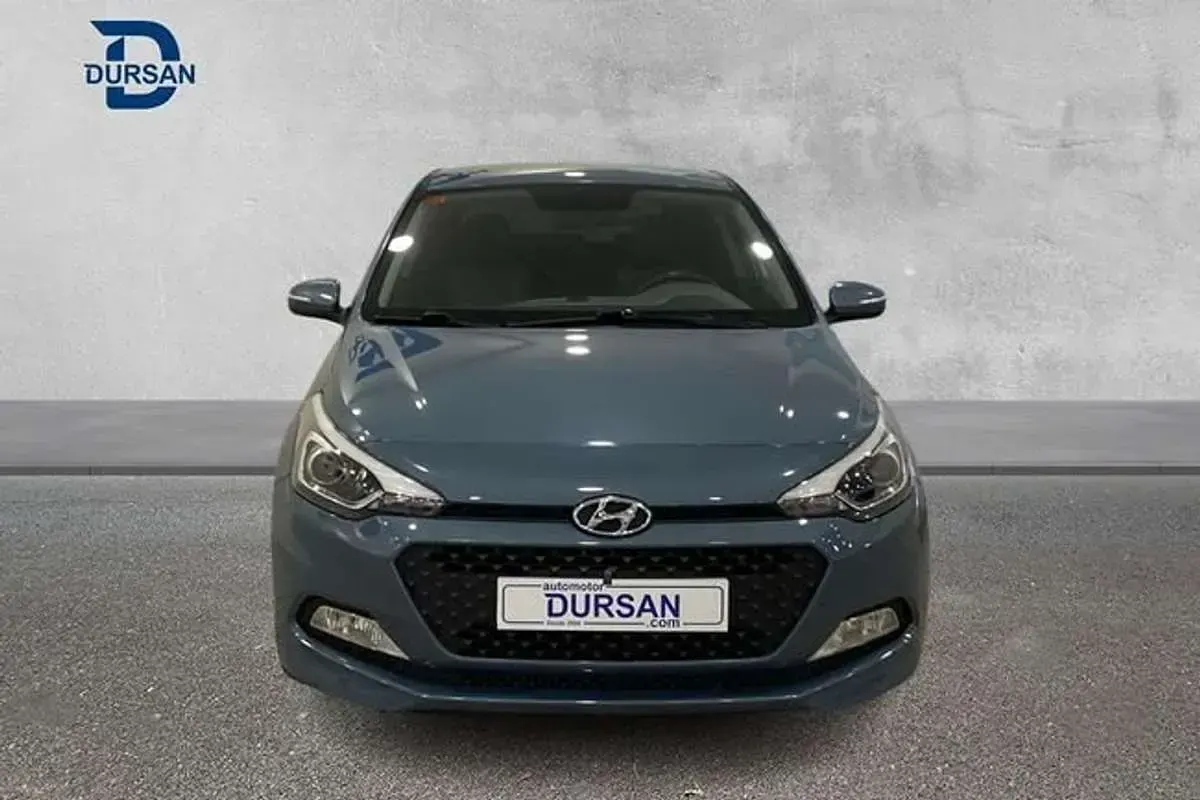 Usado Hyundai i20 84 CV (61 kW) 2017 Gris Utilitario