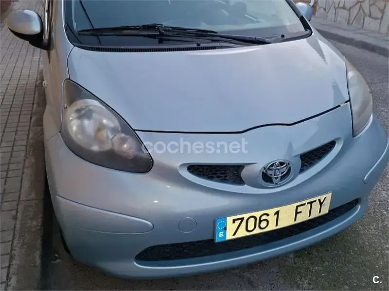 Usado Toyota Aygo 68 CV (50 kW) 2007 Azul Utilitario