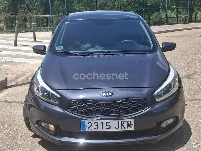 Usado Kia Ceed GT 90 HP (66 kW) 2015 Cinzento Sedan