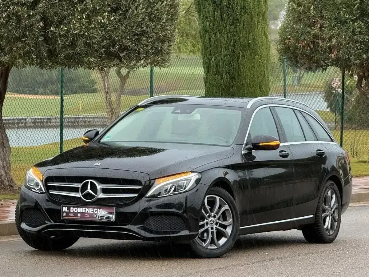 Usado Mercedes C180 Executive 156 CV (114 kW) 2017 Negro Familiar