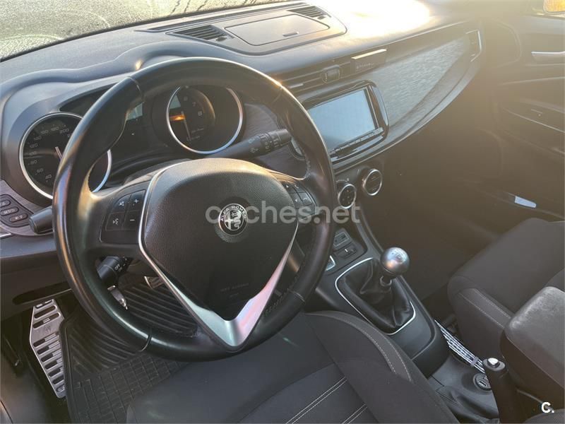 Negro Usado 2021 Alfa Romeo Giulietta Super Utilitario | 12.990 € (Precio justo) - Imagen 1/4