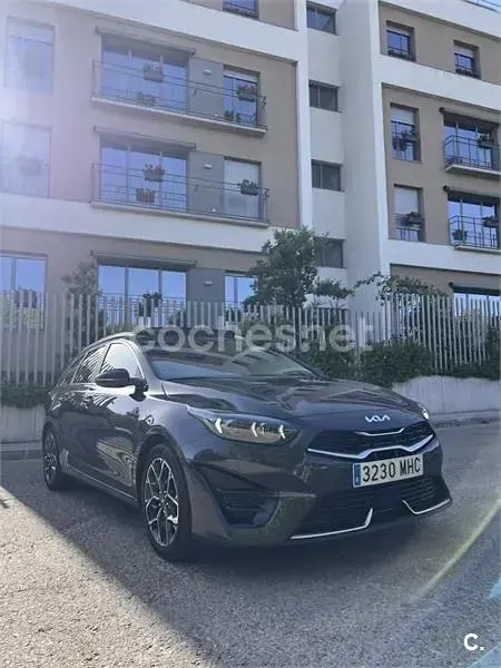 Usado Kia Ceed GT GT-Line 136 CV (100 kW) 2023 Gris / plata Familiar