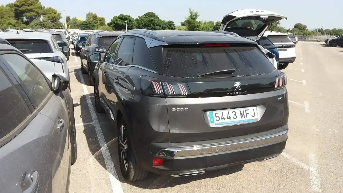 Usado Peugeot 3008 GT 131 CV (96 kW) 2023 Gris SUV
