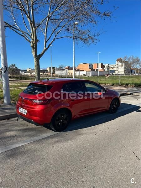 Usado Renault Mégane IV Life 90 CV (66 kW) 2016 Granate Berlina