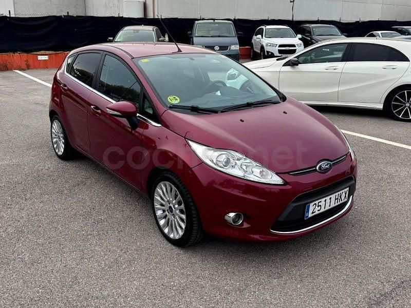 Usado Ford Fiesta Titanium 95 CV (69 kW) 2012 Granate Utilitario