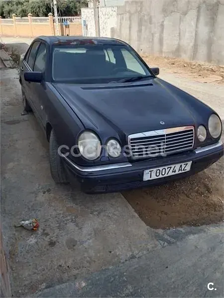 Usado Mercedes E240 Avantgarde 170 CV (125 kW) 1998 Azul Berlina