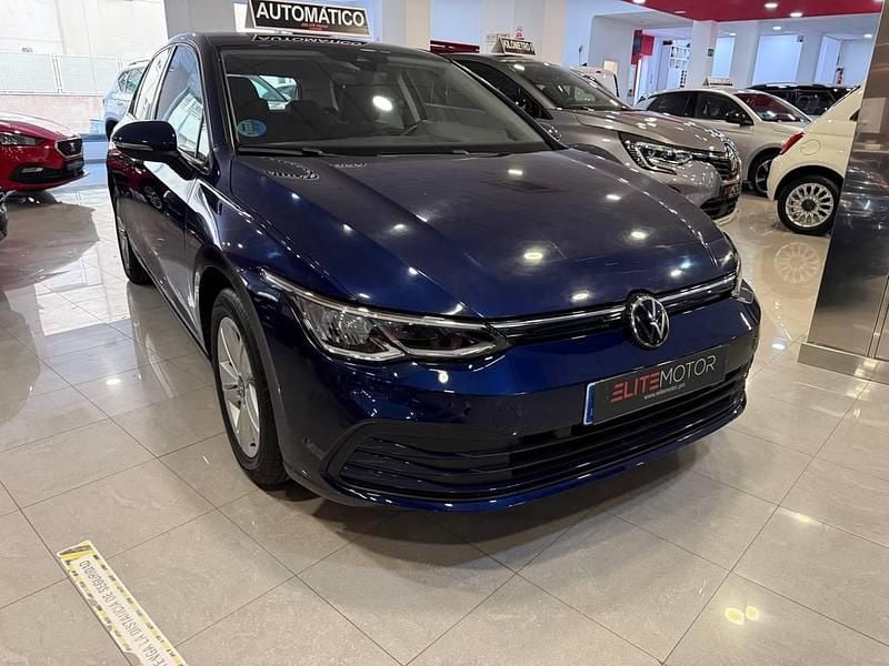 Azul Usado 2022 VW Golf VIII Life Berlina | 24.985 € (Precio justo) - Imagen 1/4