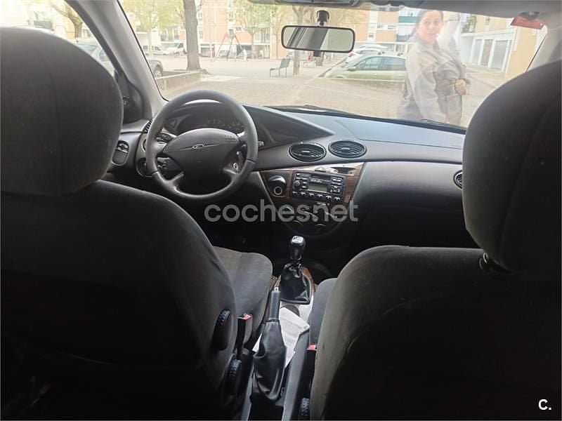 Usado Ford Focus Trend 100 CV (73 kW) 2002 Gris / plata Berlina