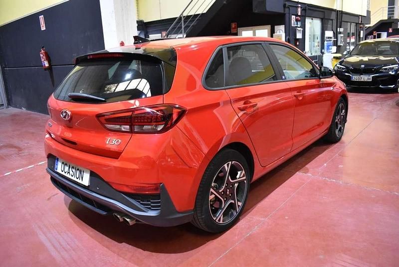 Begagnad Hyundai i30 N Line 120 HK (88 kW) 2023 Röd Halvkombi