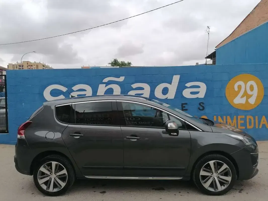 Usado Peugeot 3008 Allure 120 CV (88 kW) 2014 Gris Familiar