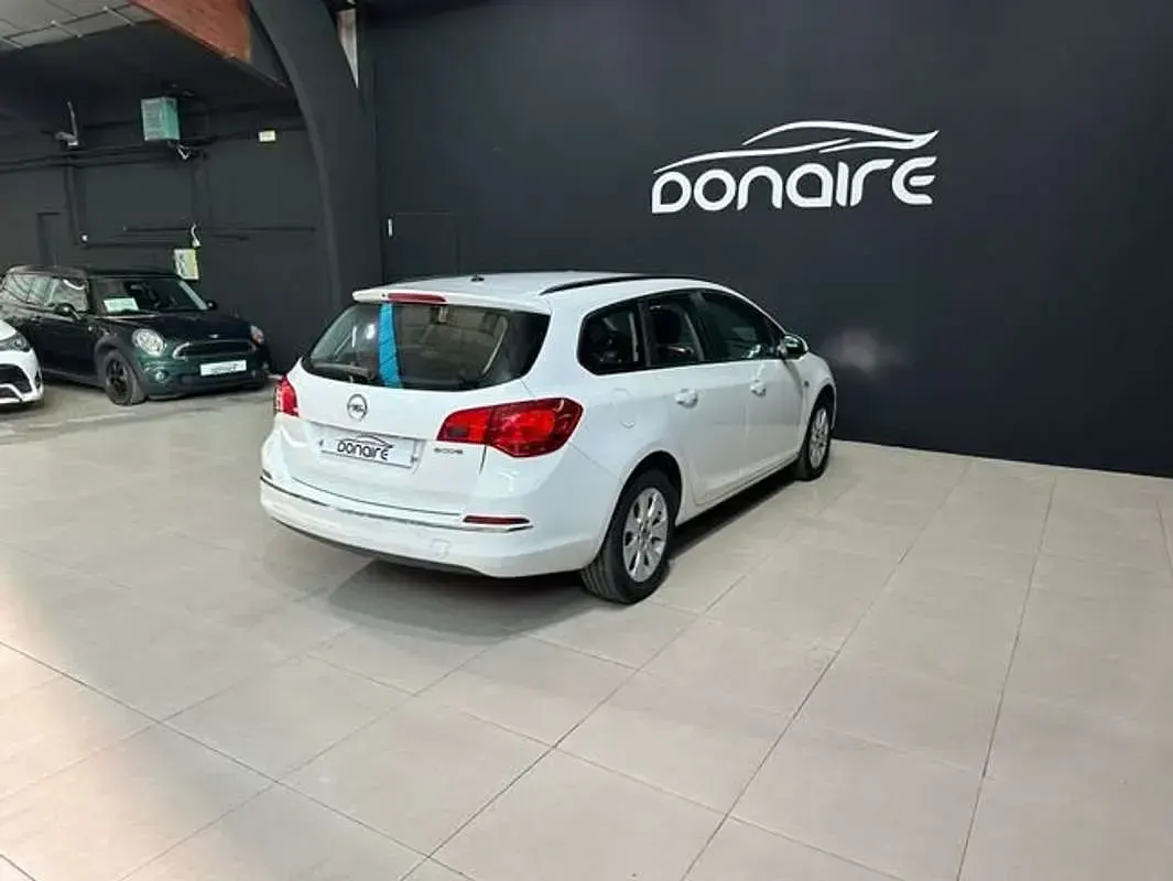 Usado Opel Astra Business 140 HP (102 kW) 2016 Branco Carrinha
