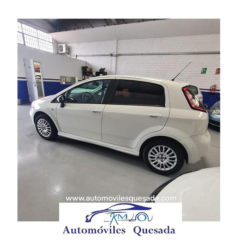 Usado Fiat Punto Young 67 CV (49 kW) 2014 Blanco Utilitario