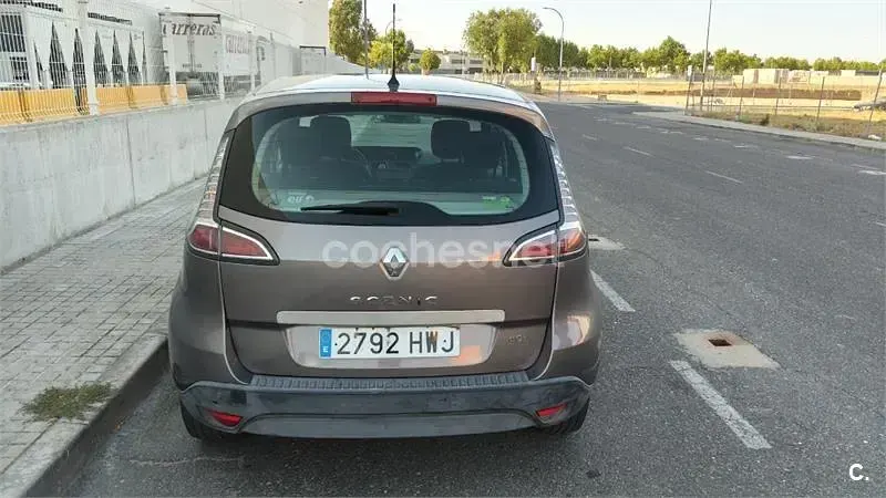 Usado Renault Scénic III Expression 110 CV (80 kW) 2014 Gris / plata Monovolumen