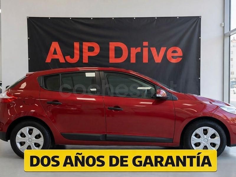 Usado Renault Mégane Authentique 100 CV (73 kW) 2011 Granate Berlina
