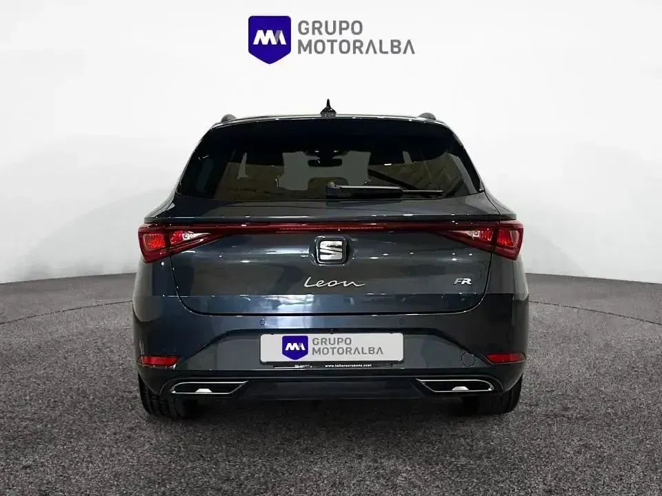 Usado Seat Leon FR 150 CV (110 kW) 2023 Gris / plata Familiar
