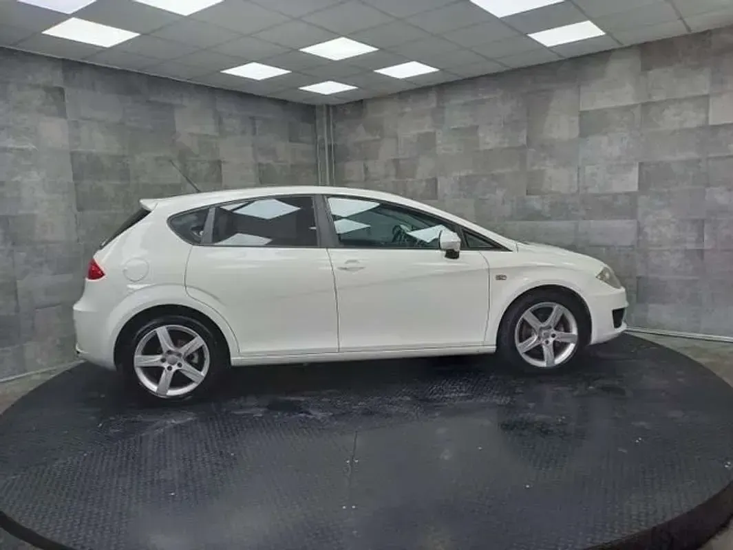 Usado Seat Leon Sport 140 CV (102 kW) 2010 Blanco Utilitario