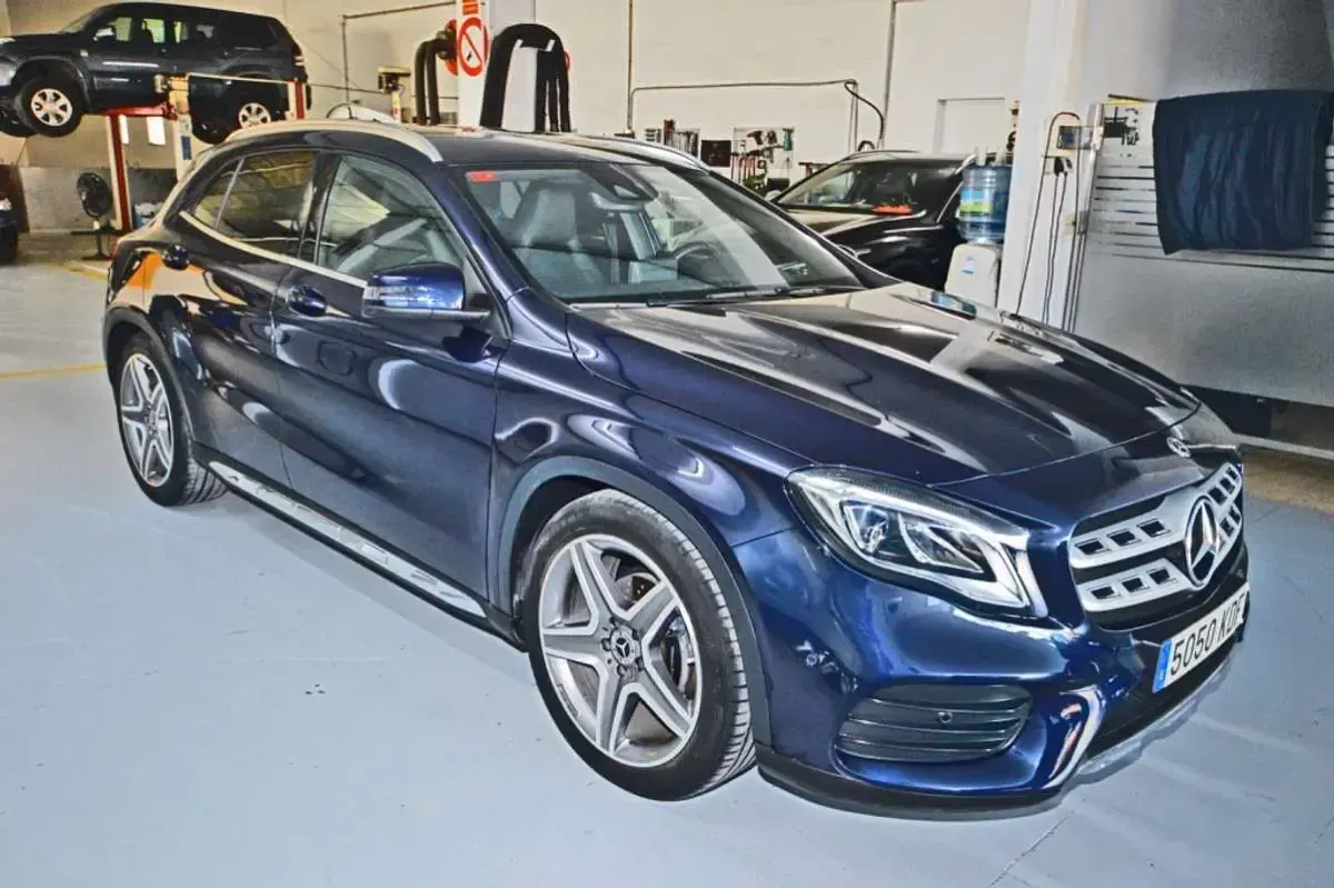 Usado Mercedes GLA200 AMG line 156 CV (114 kW) 2017 Azul SUV