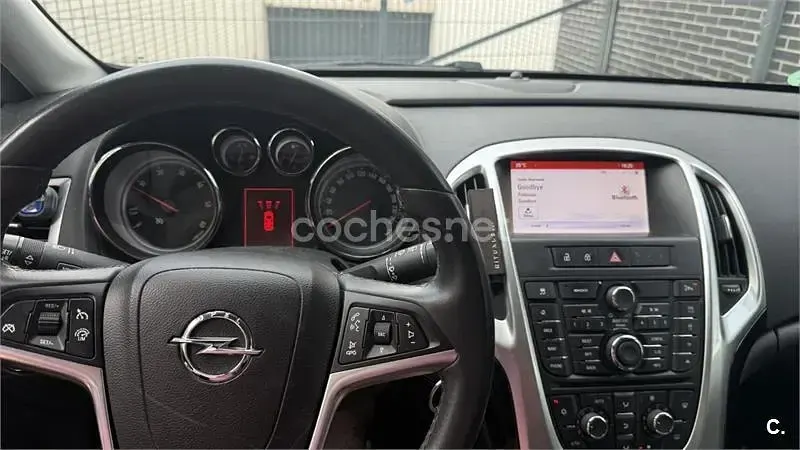 Usado Opel Astra Business 110 CV (80 kW) 2014 Negro Berlina