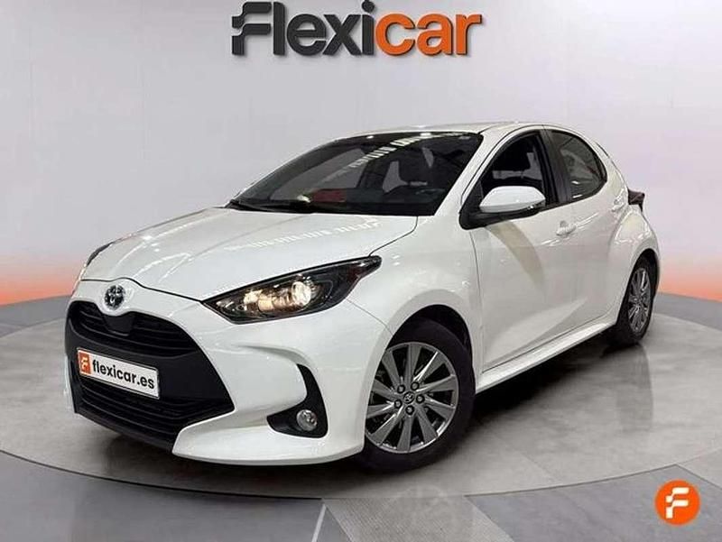 Usado Toyota Yaris Hybrid Active 116 CV (85 kW) 2023 Blanco Utilitario