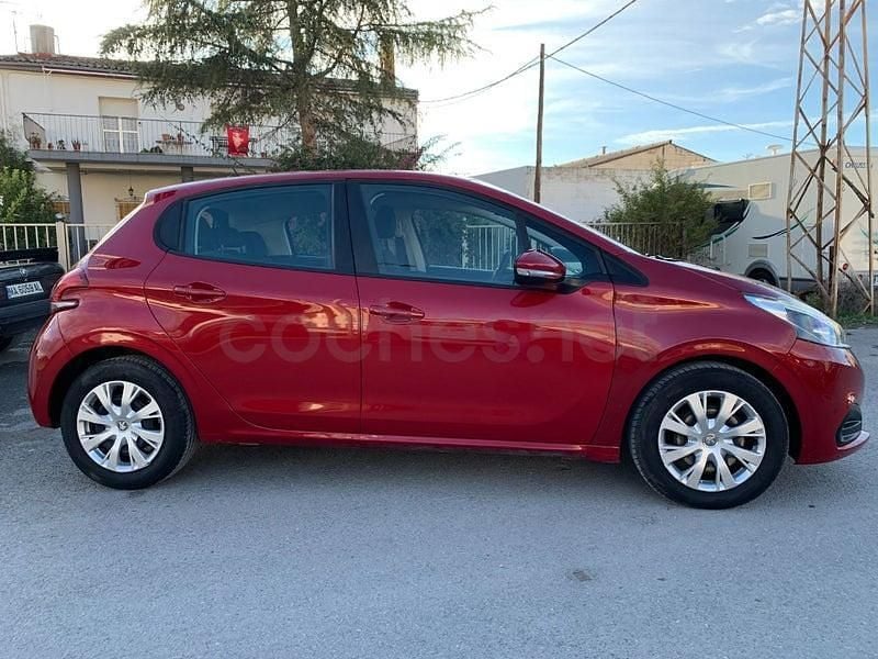 Usado Peugeot 208 Active 100 CV (73 kW) 2015 Granate Utilitario