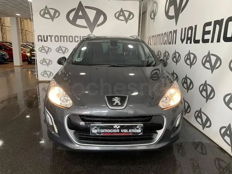 Usado Peugeot 308 SW Active 115 CV (84 kW) 2013 Gris / plata Familiar