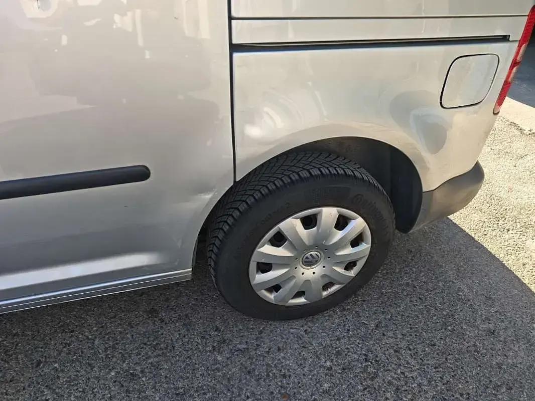 Usado VW Caddy Comfortline 105 CV (77 kW) 2012 Gris Monovolumen