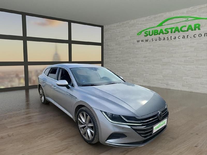 Usado VW Arteon Elegance 218 CV (160 kW) 2023 Gris plata metalizado Familiar