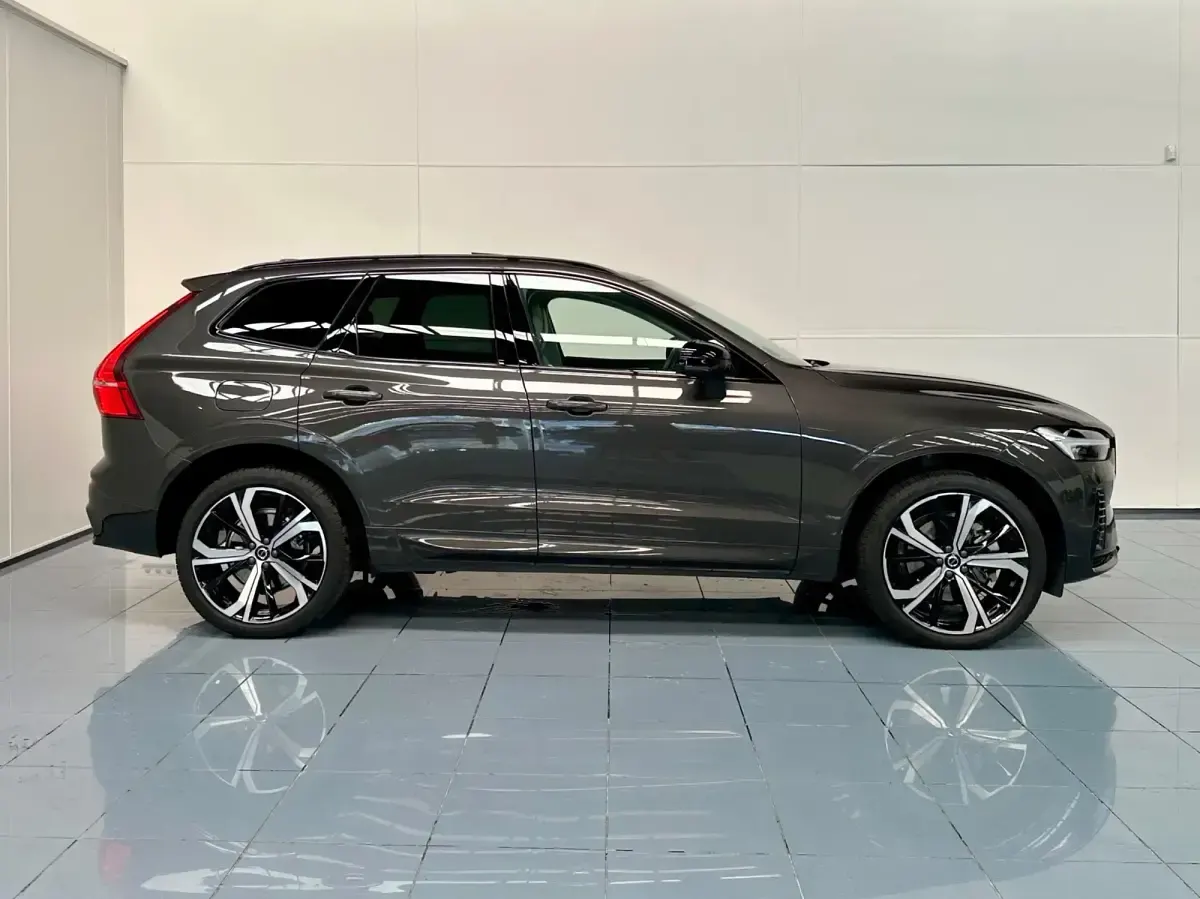 Usado Volvo XC60 Ultra 350 CV (257 kW) 2024 Gris / plata SUV