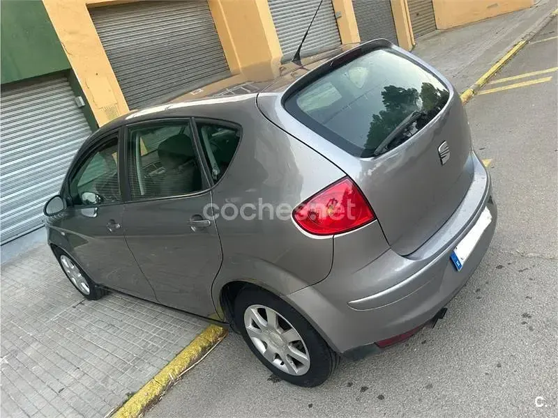 Usado Seat Altea Sport 140 CV (102 kW) 2007 Gris / plata Monovolumen