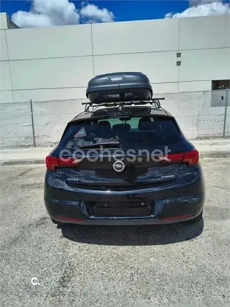 Usado Opel Astra Dynamic 125 CV (91 kW) 2018 Negro Berlina