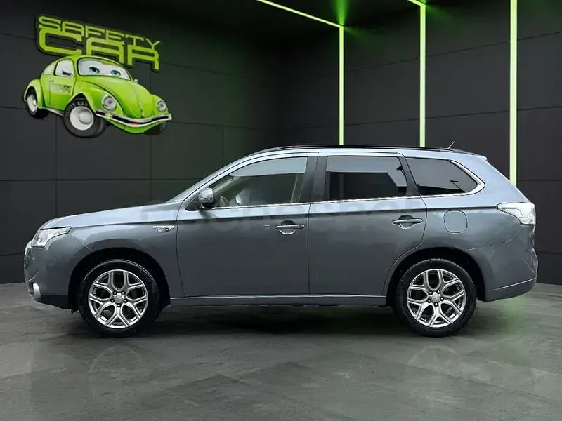 Usado Mitsubishi Outlander P-HEV Motion 203 CV (149 kW) 2014 Gris / plata SUV