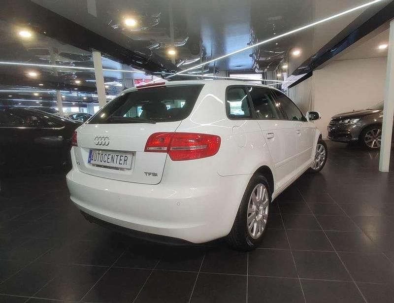 Usado Audi A3 Sportback Ambiente 124 CV (91 kW) 2011 Blanco Utilitario