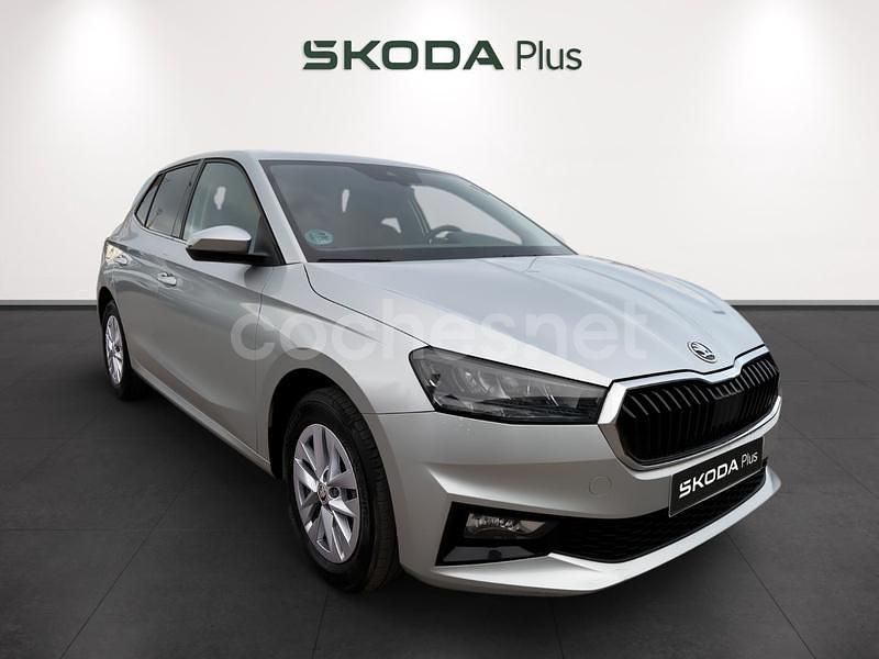 Gris plata Usado 2024 Skoda Fabia Selection Berlina | 16.990 € (Precio justo) - Imagen 1/4
