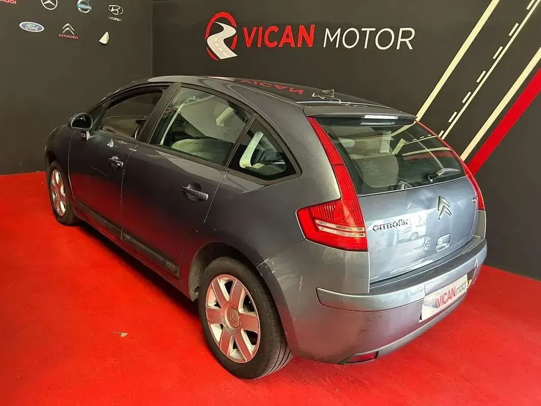 Usado Citroën C4 Exclusive 110 CV (80 kW) 2005 Gris Utilitario