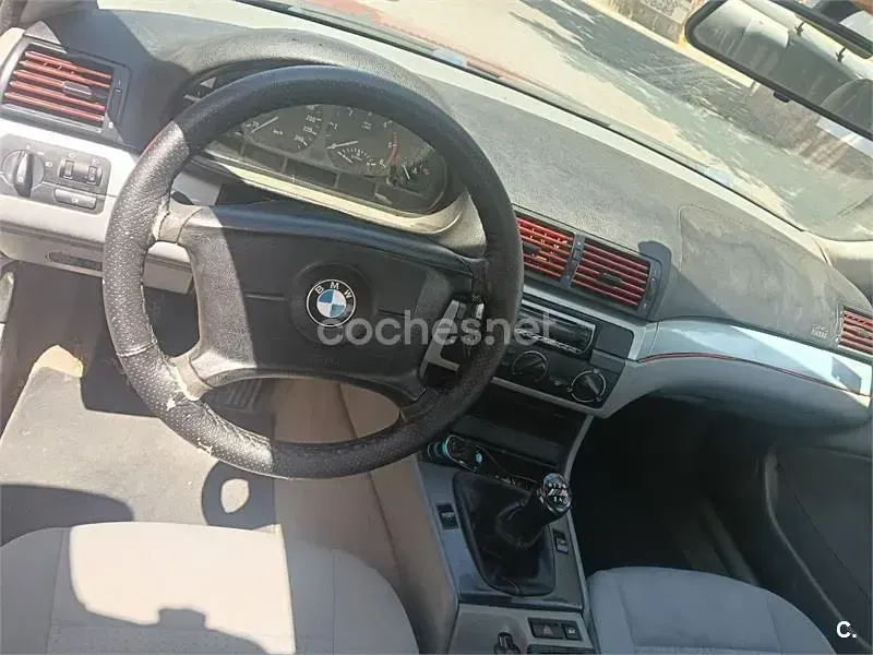 Usado BMW 318 115 CV (84 kW) 2005 Rojo Berlina